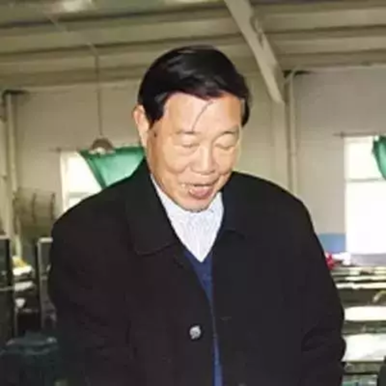 王斌章：大难不死，2000元地摊起步，在“夕阳产业”创立龙头
