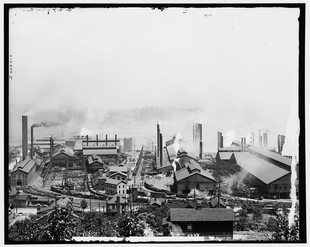 约1905年霍姆斯特德卡内基钢厂烟囱、厂房和铁路纵横的全景中心片。